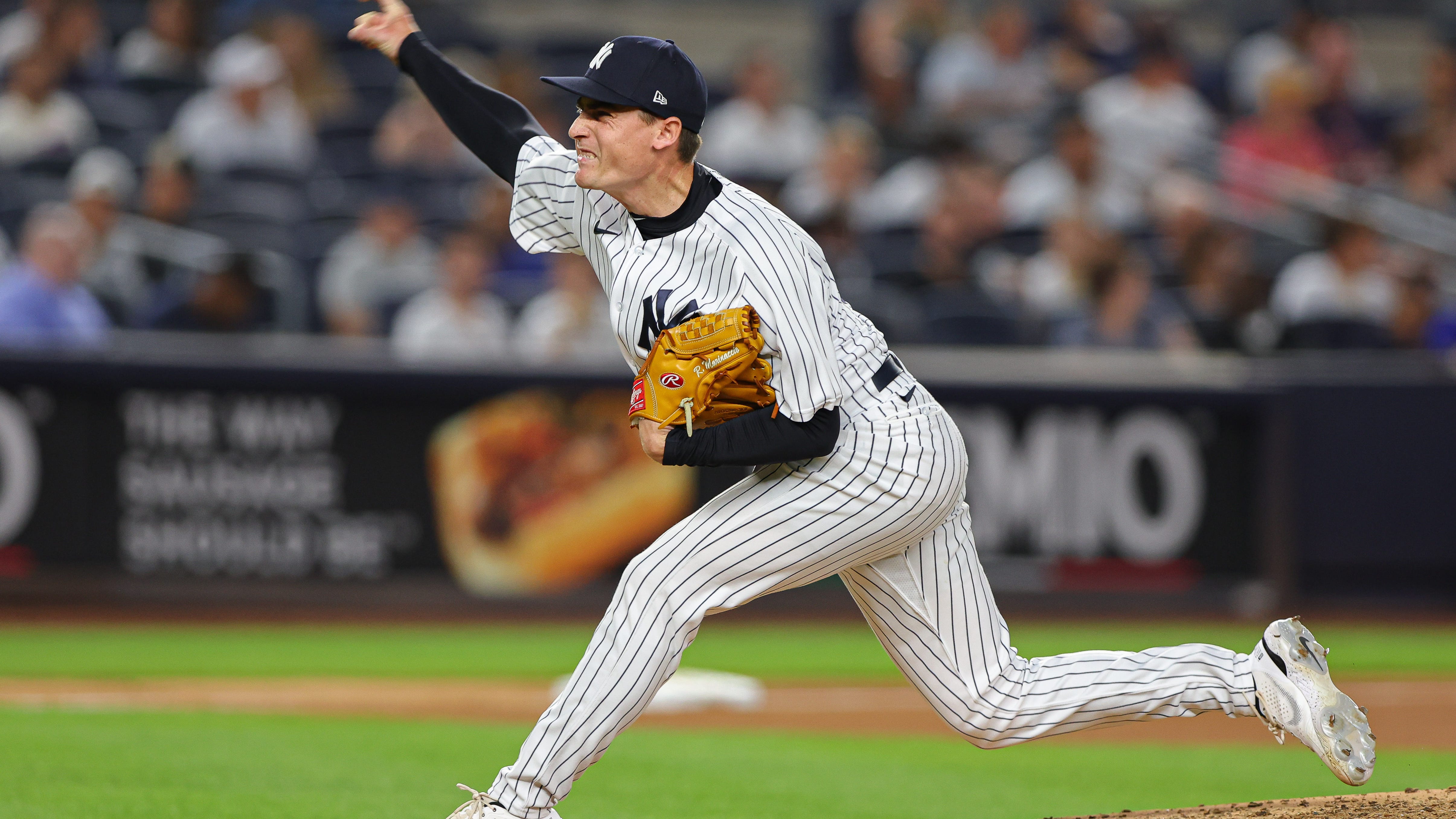 Ron Marinaccio leaves Yankees-Orioles game in the eighth with an apparent injury