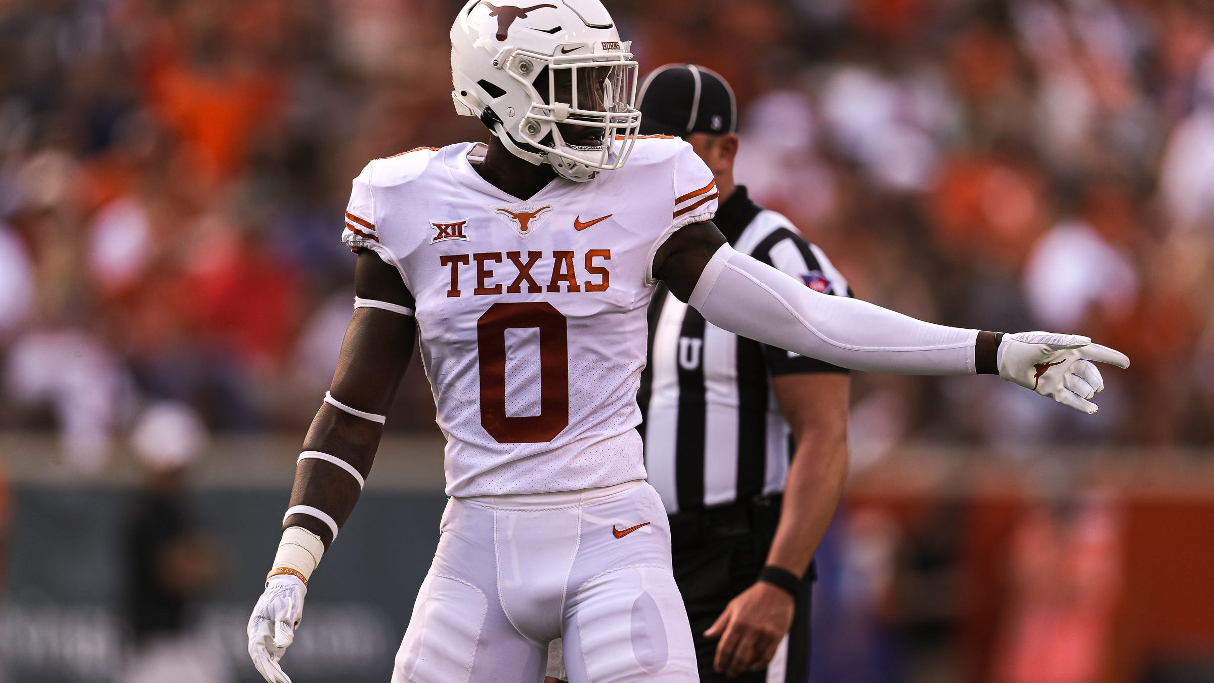 Dallas Cowboys select Longhorns LB DeMarvion Overshown with No. 90 pick in NFL Draft