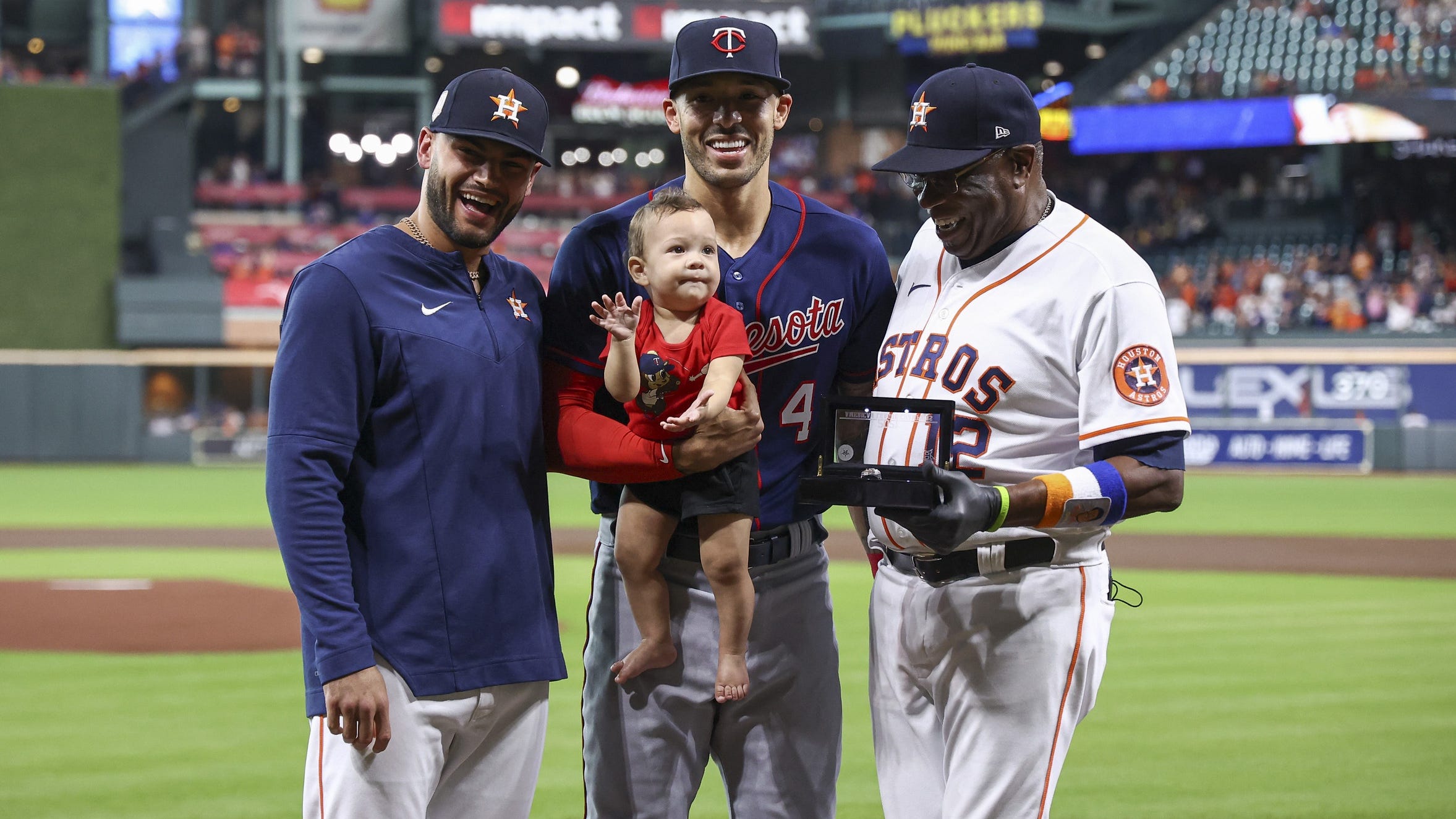 Correa receives rousing ovation in return to Minute Maid