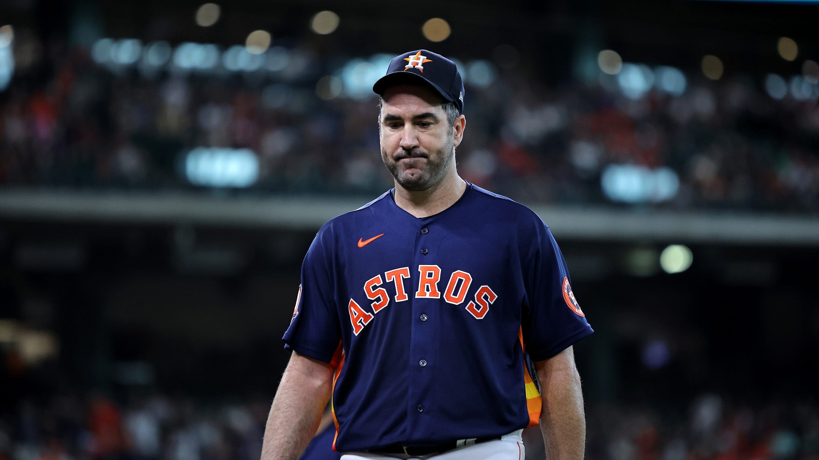 Astros' Verlander leaves start early with right calf discomfort