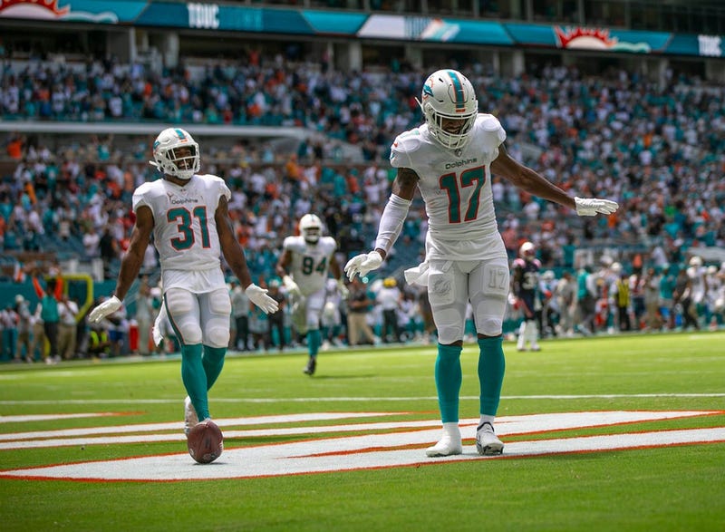 Jaylen Waddle celebrating a touchdown 