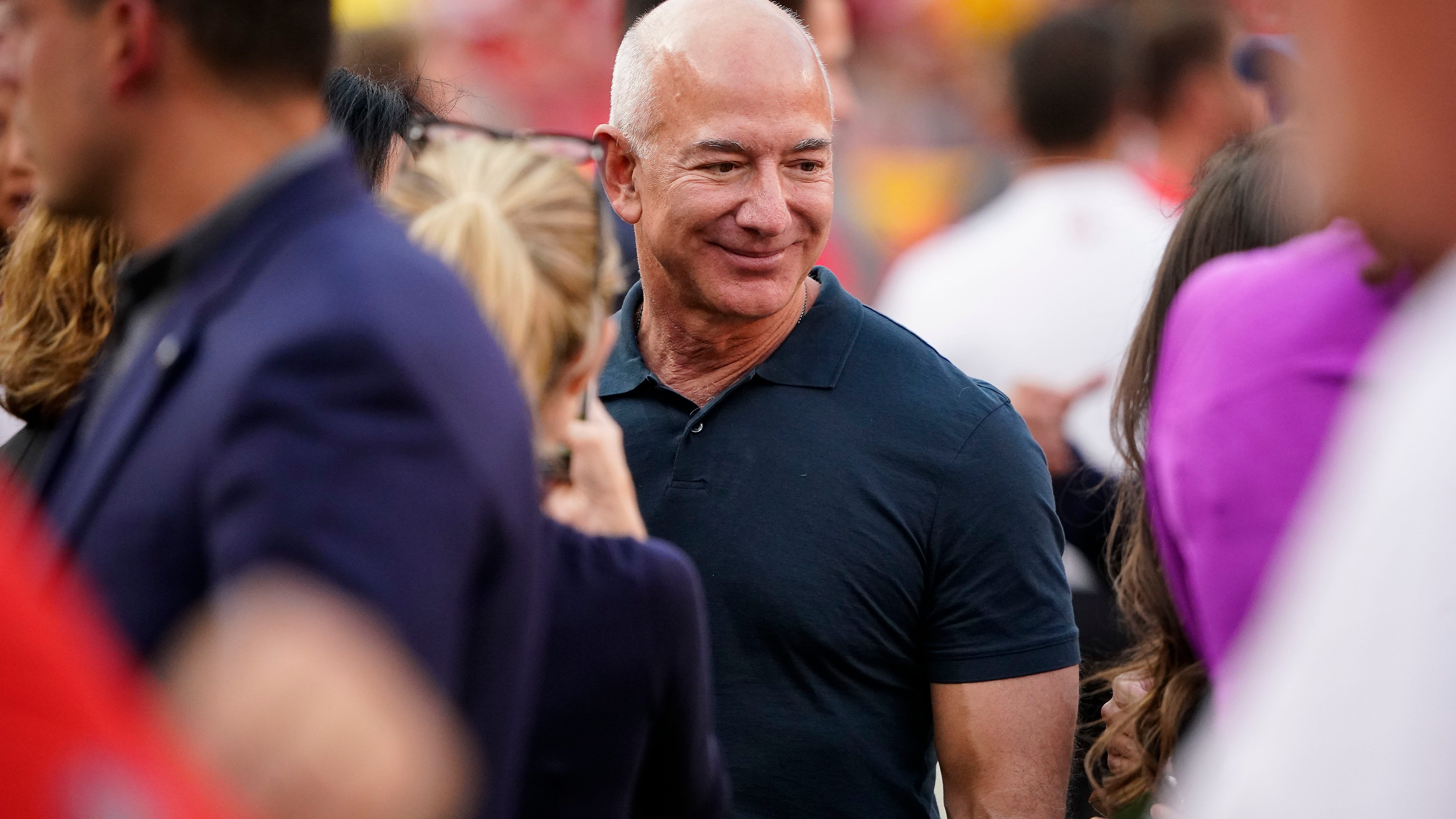What's up with Jeff Bezos and the Commanders? Teddy Schleifer checks in with Grant & Danny