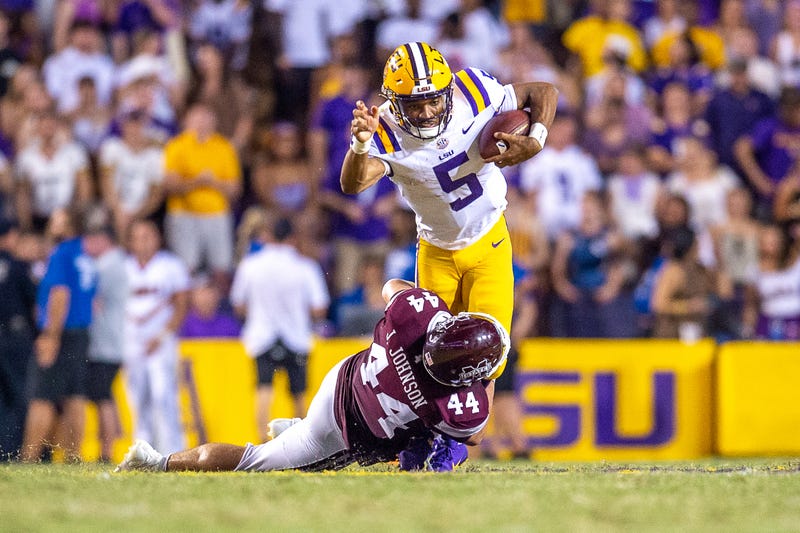 LSU Tigers quarterback Jayden Daniels (5) runs the ball against Mississippi State Bulldogs