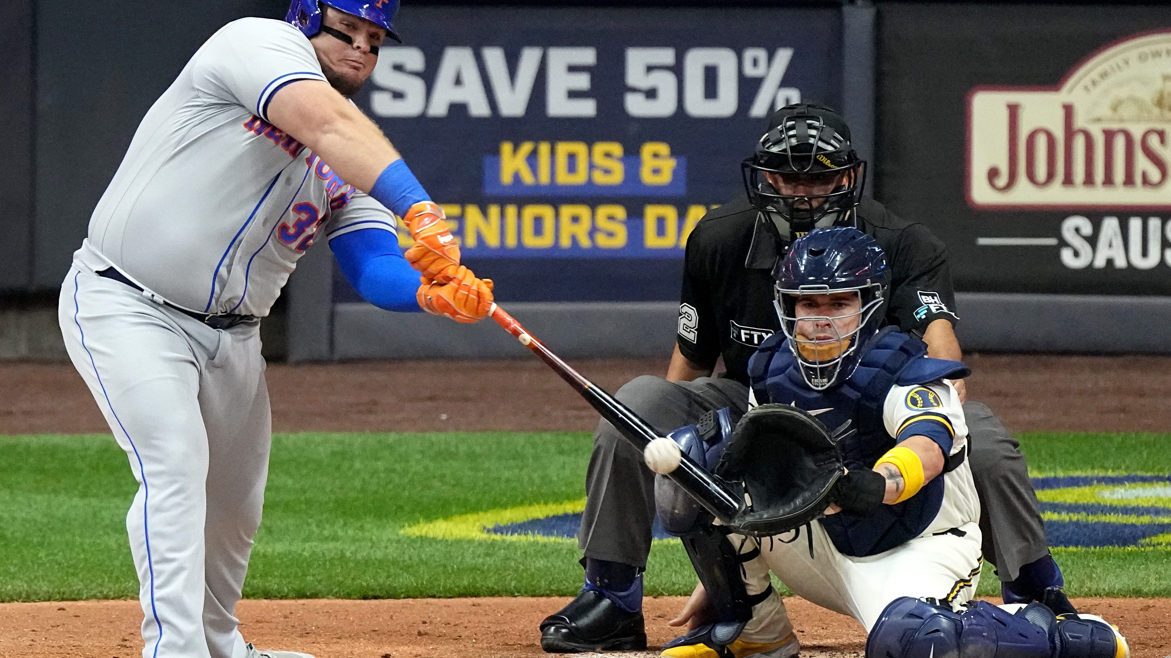 Reports: Mets to pick up Daniel Vogelbach's option, Chris Bassitt to decline his