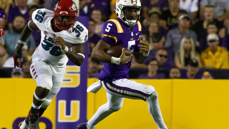 LSU's Jayden Daniels leaves early against New Mexico after hard hit