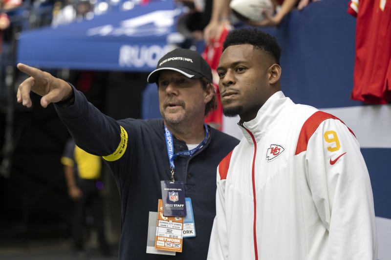 Kansas City Chiefs wide receiver JuJu Smith-Schuster (right) has something pointed out to him on the field