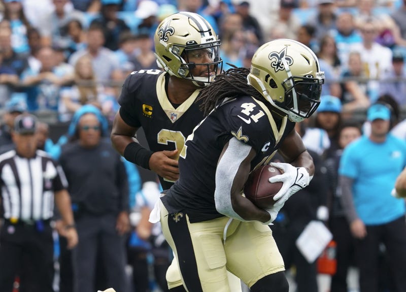 Jameis Winston hands off to Alvin Kamara
