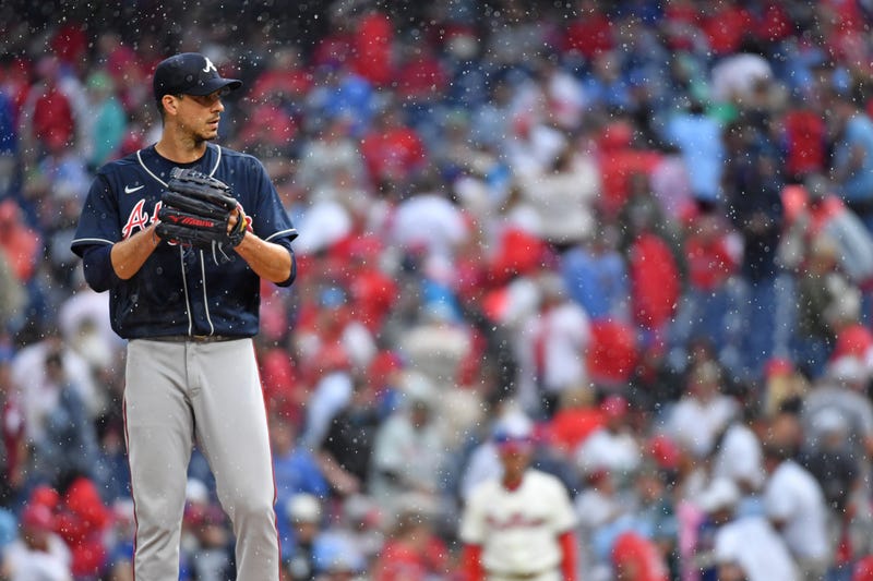 Sep 25, 2022; Philadelphia, Pennsylvania, USA; Atlanta Braves starting pitcher Charlie Morton (50) stands in the rain before the game was delayed against the Philadelphia Phillies during the fifth inning at Citizens Bank Park. Mandatory Credit: Eric Hartline-USA TODAY Sports