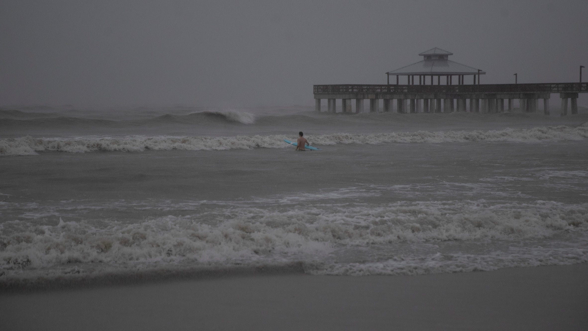 Reporter spots 2 kids playing in Hurricane Ian storm surge