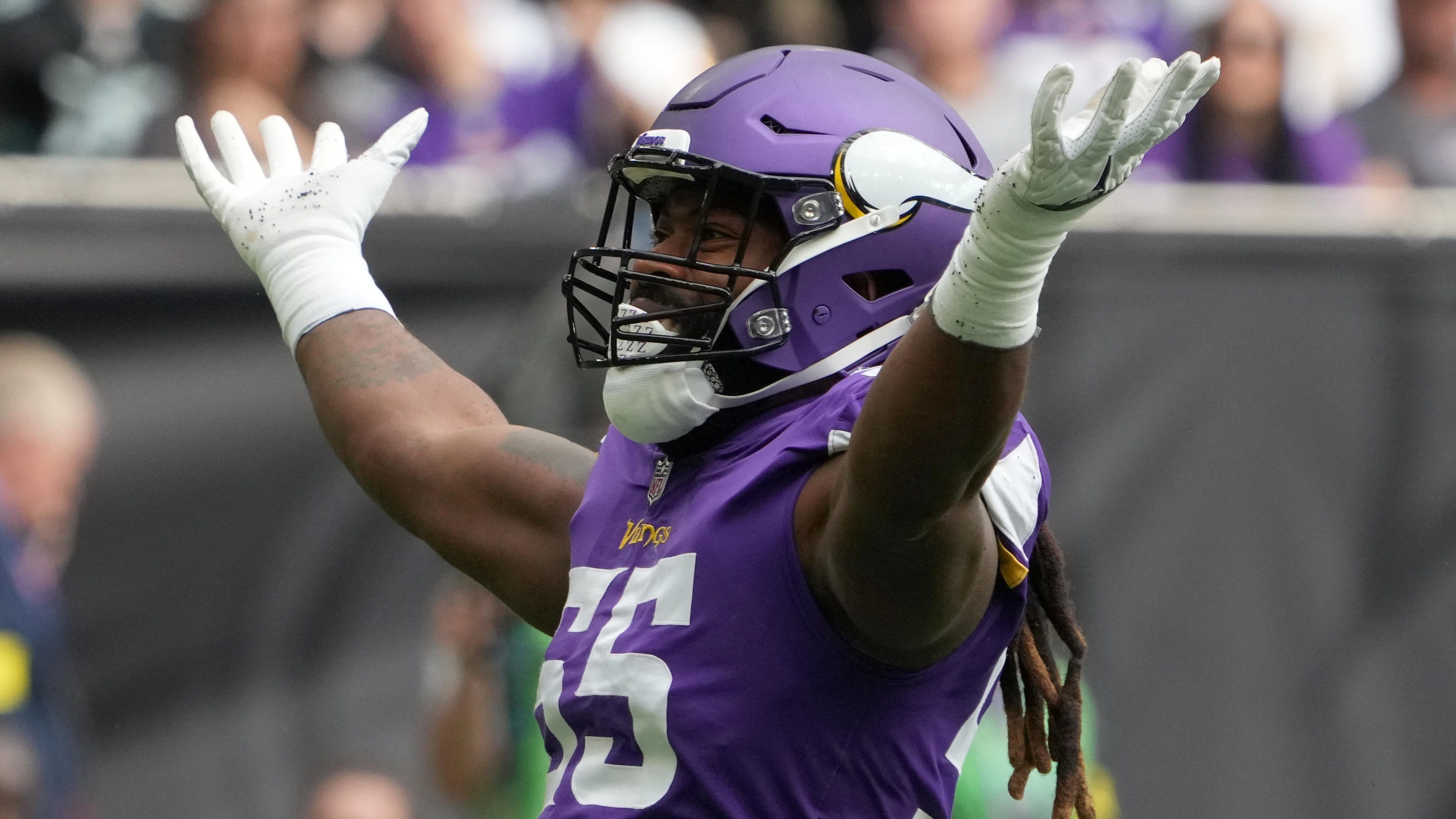 Vikings trade three-time pro bowl linebacker Za'Darius Smith to Cleveland for draft picks