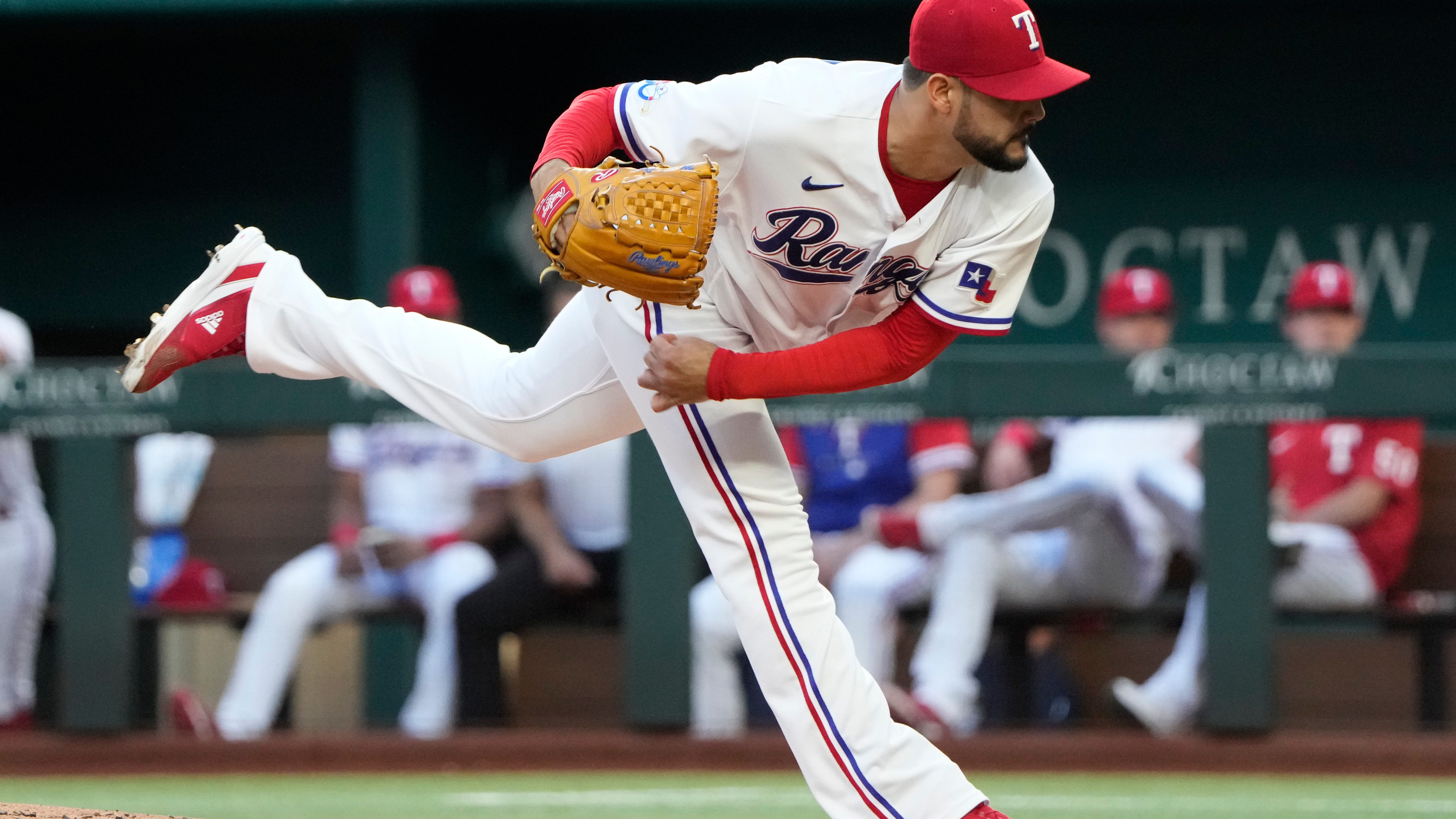 Rangers pitcher Martin Perez accepts 1-year qualifying offer