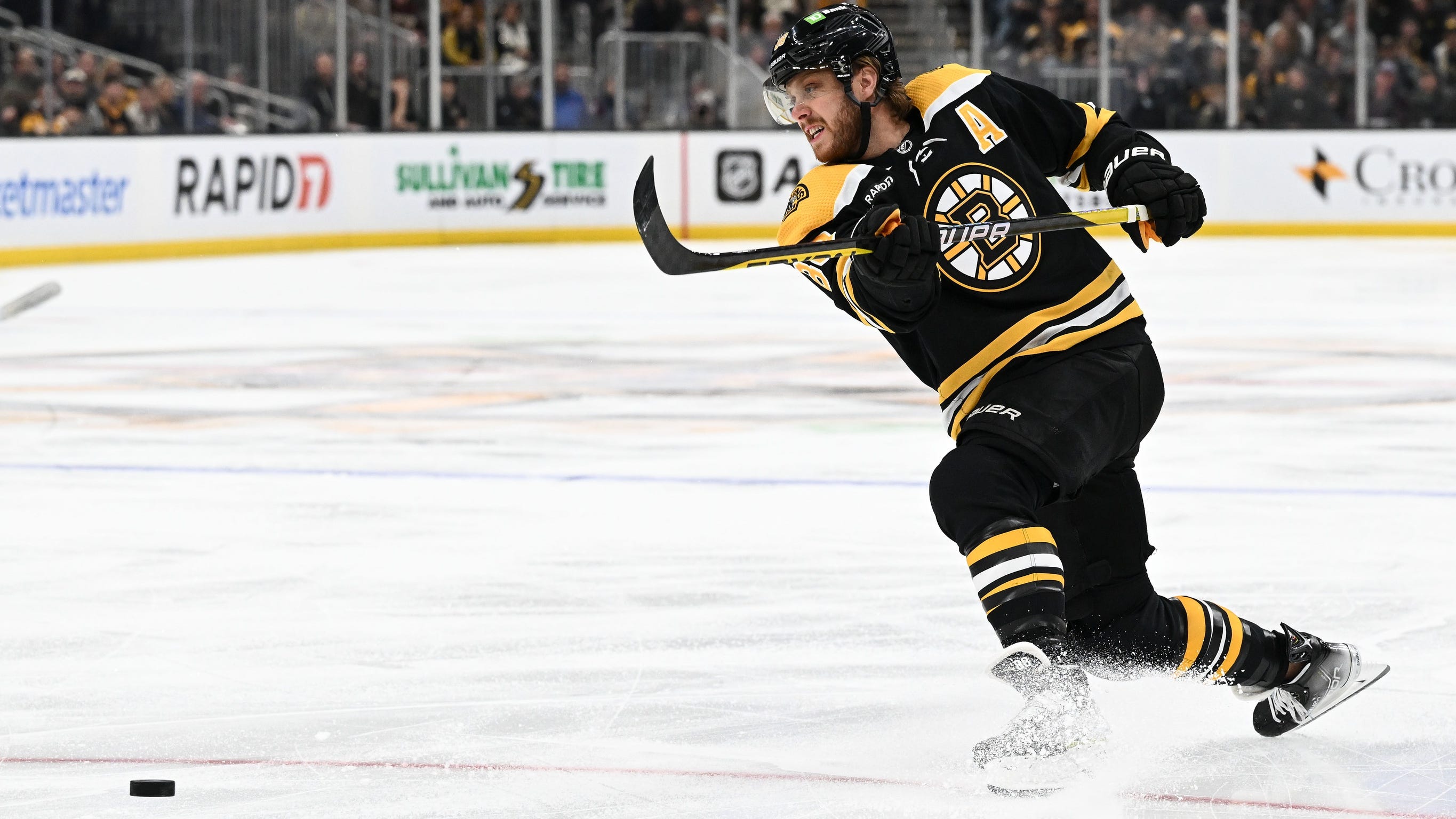 Report: 'Still some sizeable gaps' between Bruins, David Pastrnak