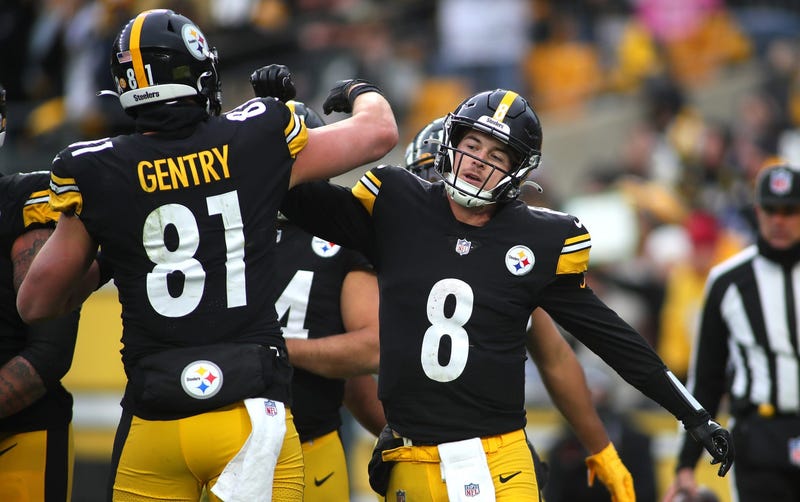 Pittsburgh Steelers Kenny Pickett (8) celebrates scoring a touchdown with Zach Gentry (81) during the second half against the New Orleans Saints