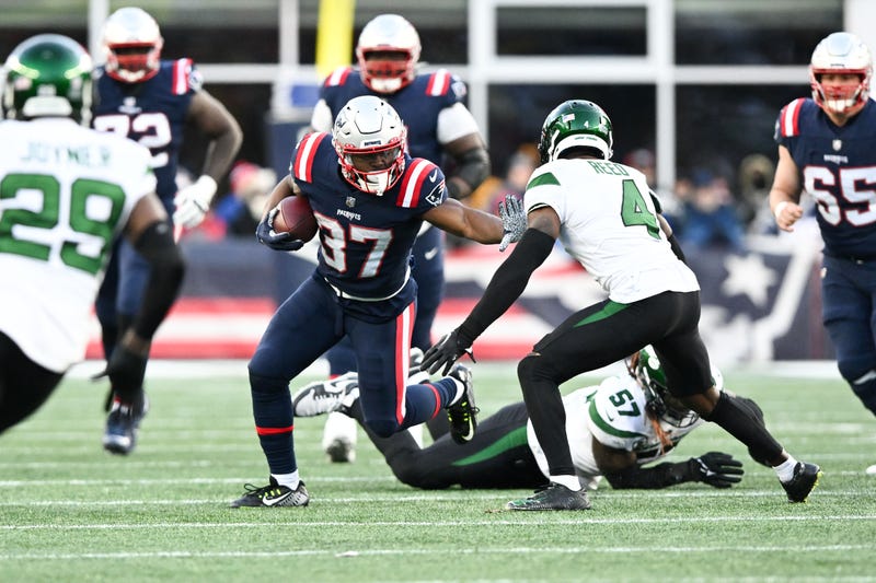 Damien Harris rushes vs. the Jets.
