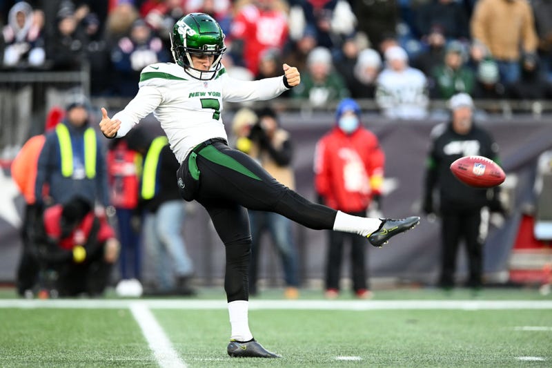  New York Jets punter Braden Mann (7) kicks the ball against the New England Patriots 