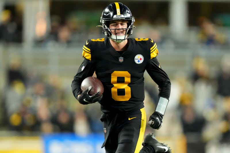 Kenny Pickett in alternate uniform