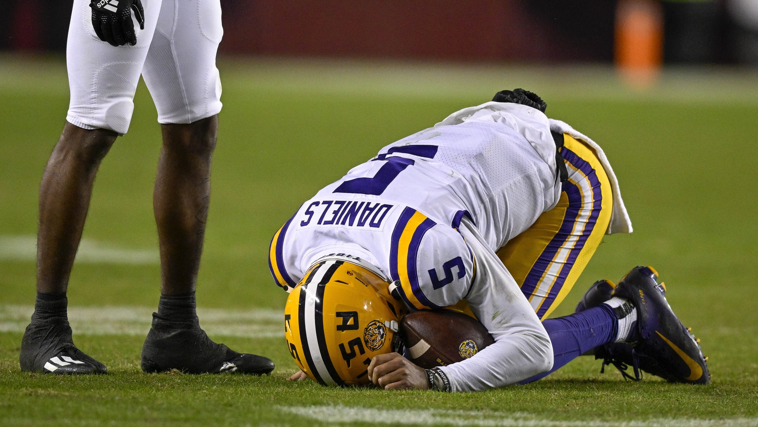 LSU's Jayden Daniels in boot for ankle injury, expected to be OK for SEC title game