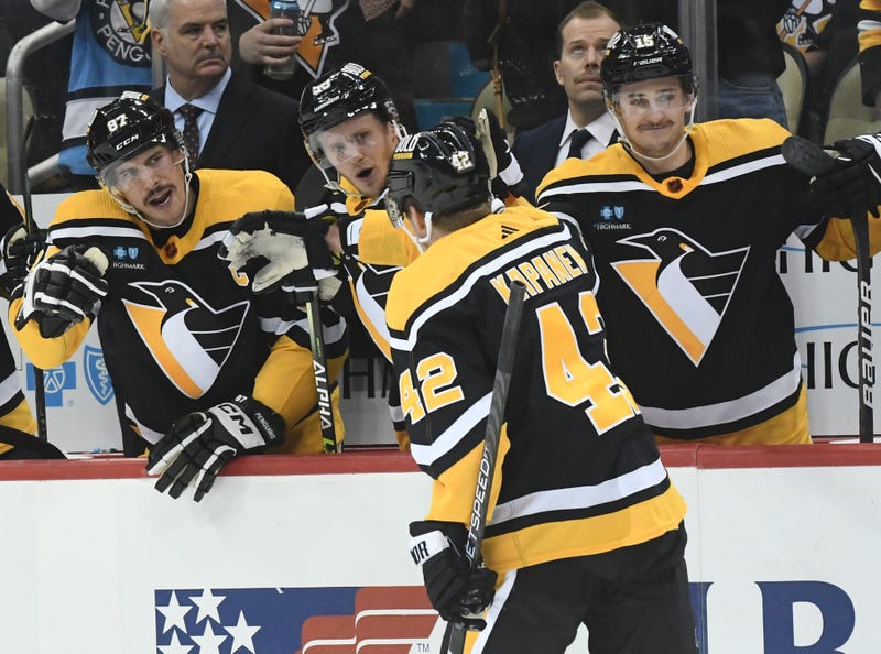Kasperi Kapanen congratulated after goal