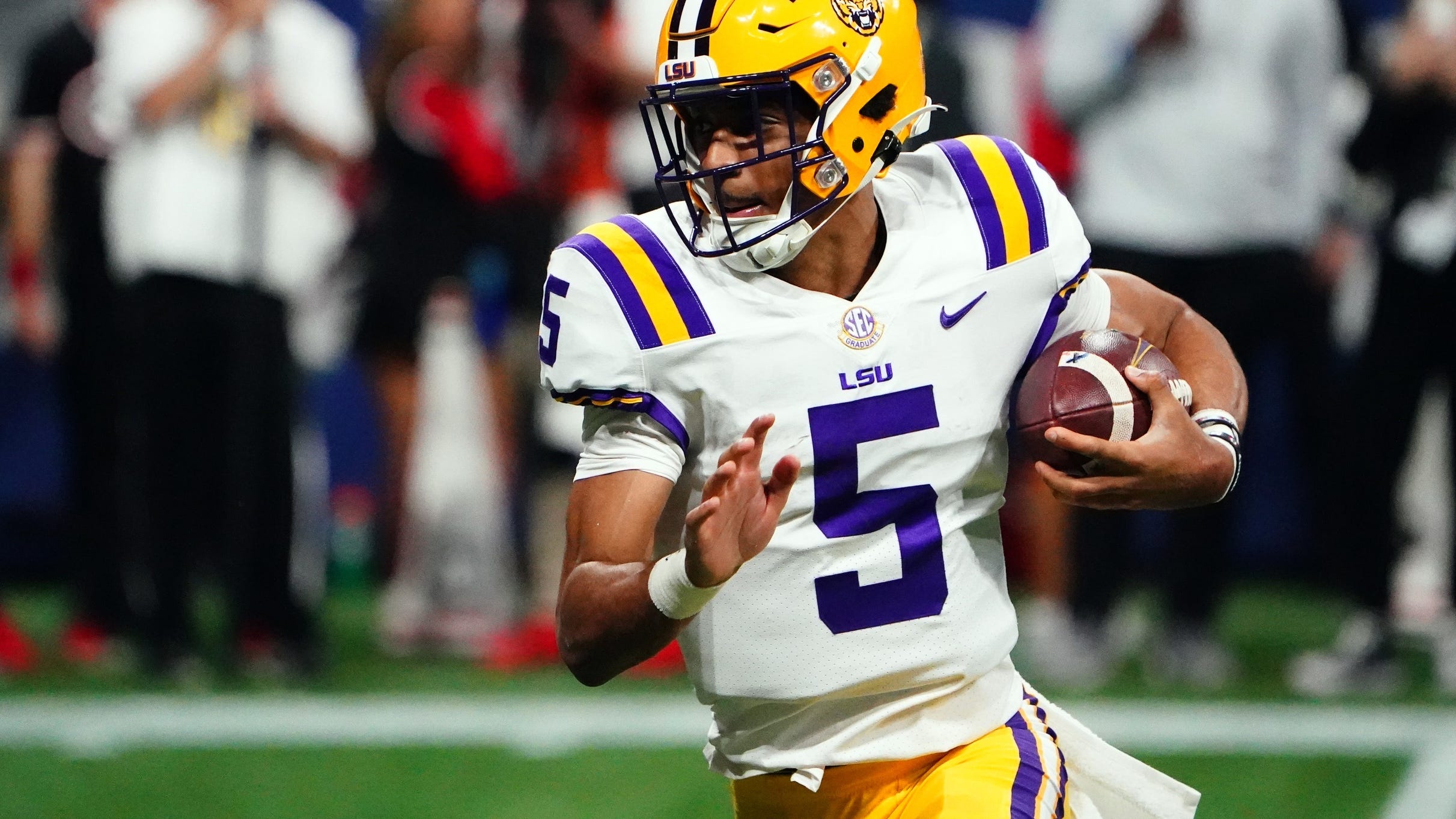 LSU quarterback Jayden Daniels announces he'll forego draft, return to Tigers