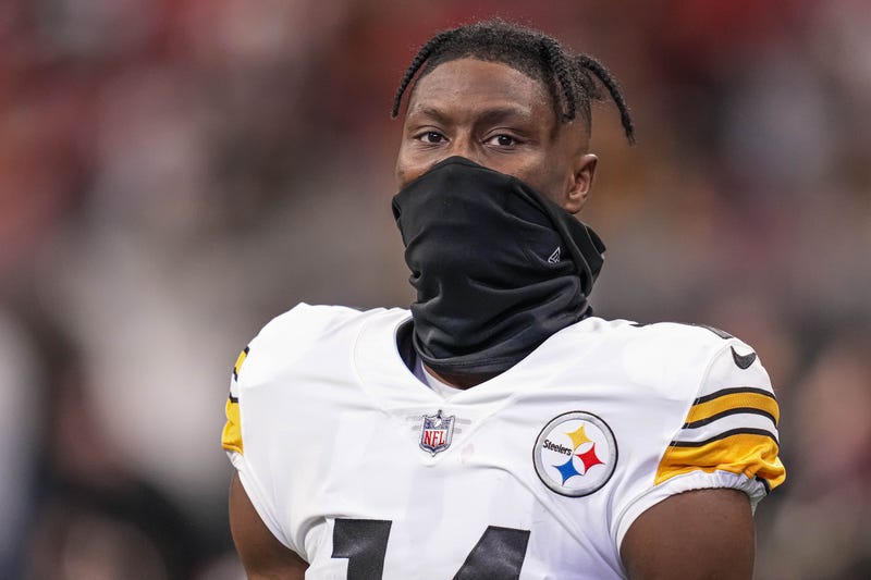 George Pickens with mask on