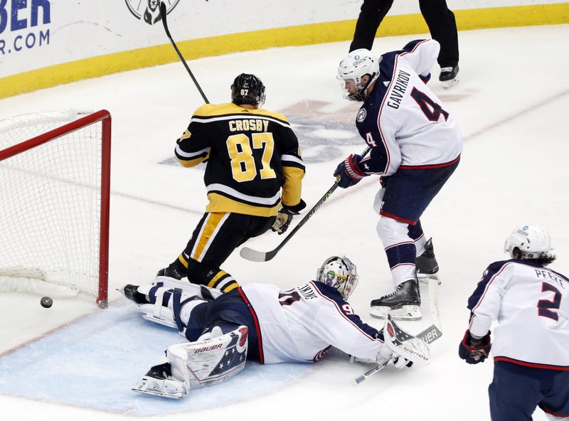 Sidney Crosby scores against Columbus