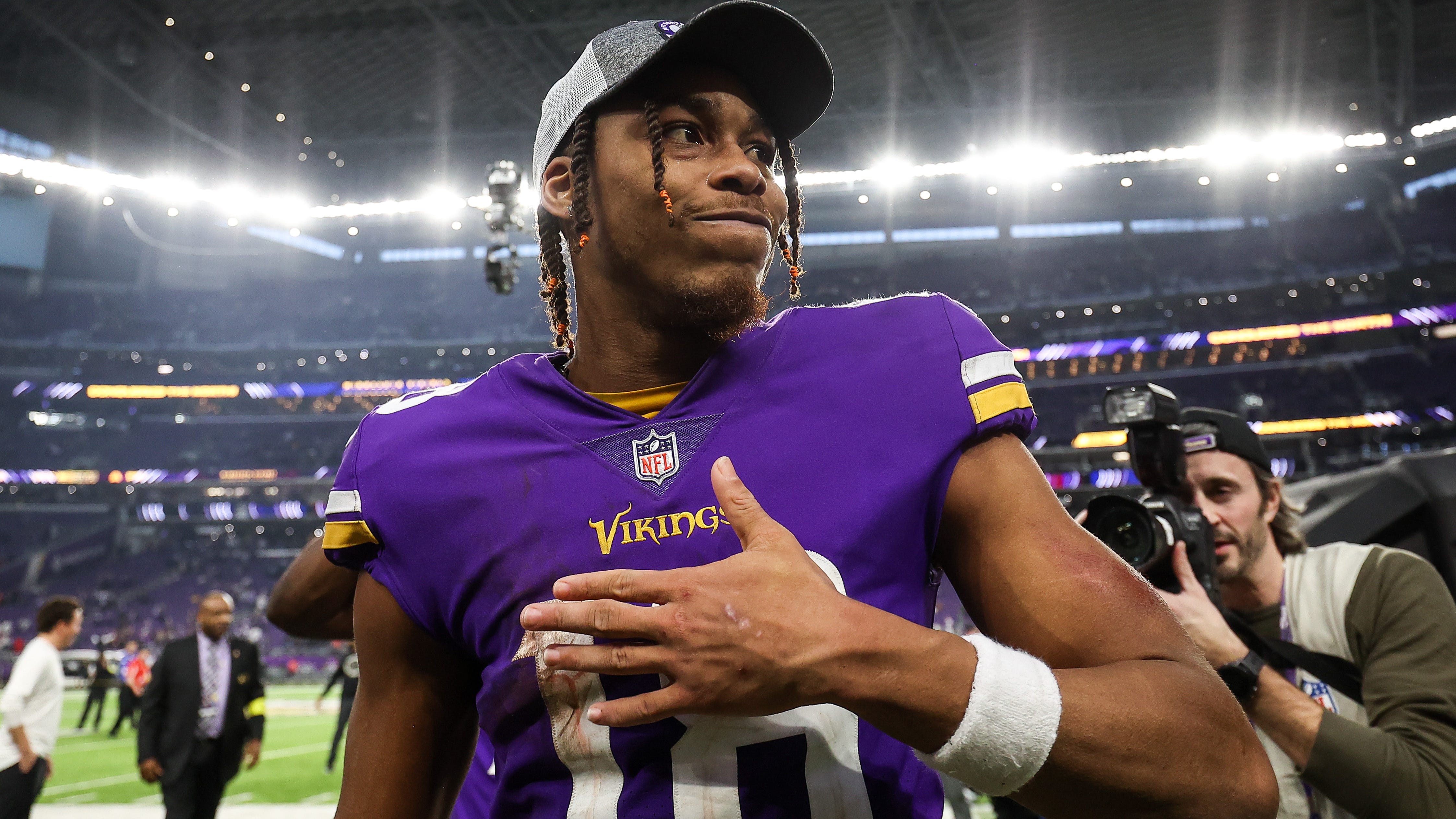 Justin Jefferson sets new Vikings single-season receiving yards record vs. Giants
