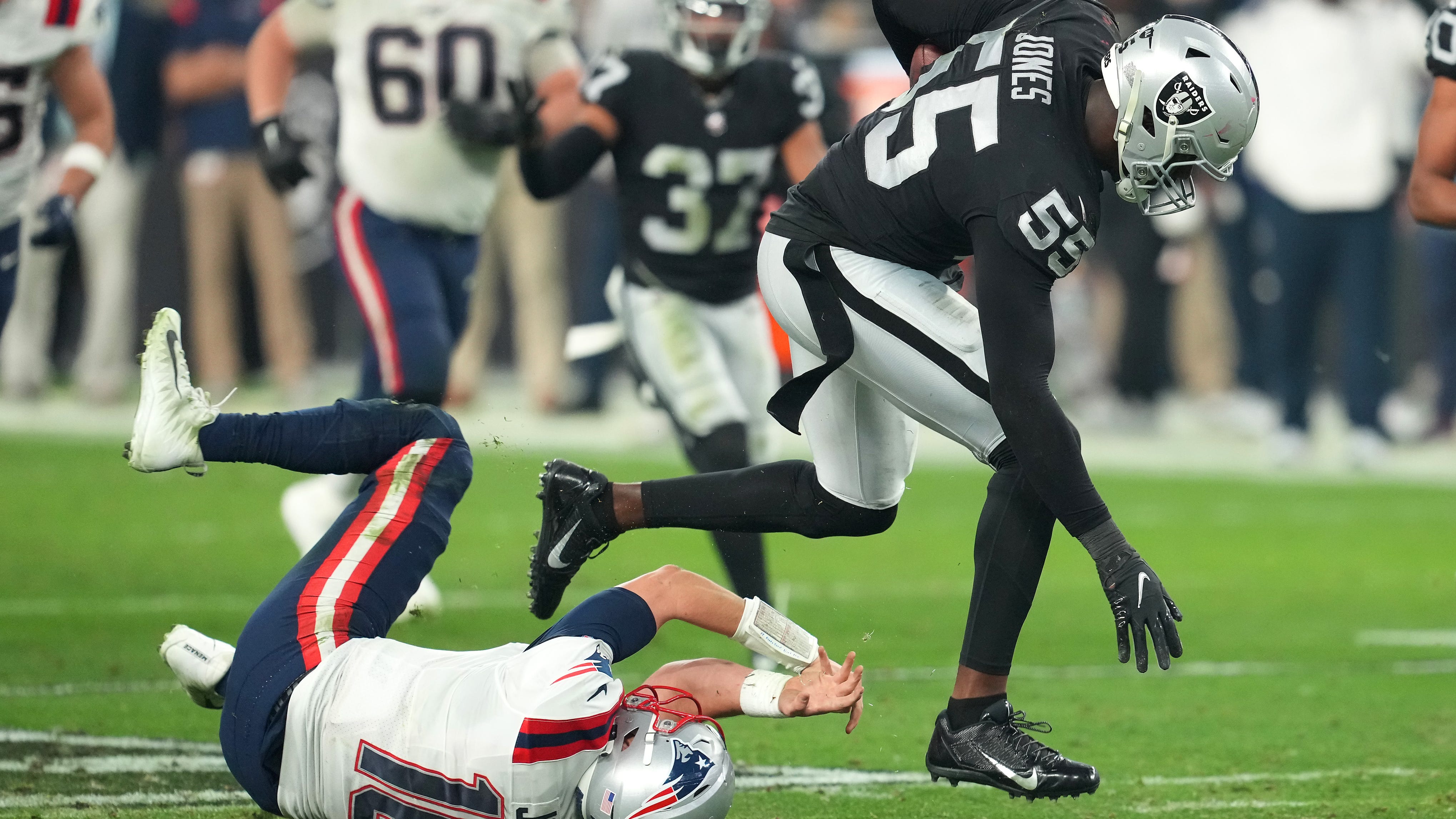 Jakobi Meyers, Patriots give away game in gut-wrenching loss to Raiders