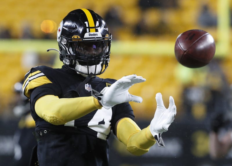 Pittsburgh Steelers wide receiver George Pickens (14) warms up before the game against the Las Vegas Raiders 