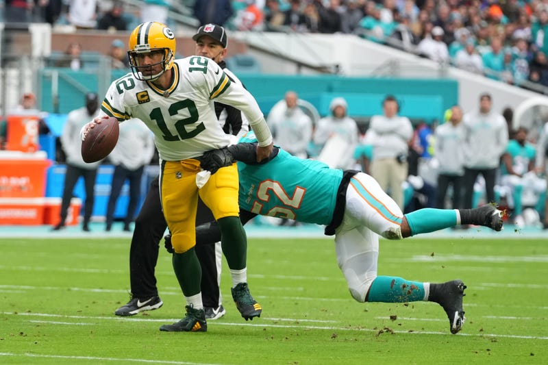 Elandon Roberts sacks Rodgers with Dolphins