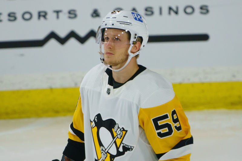 Jake Guentzel looking