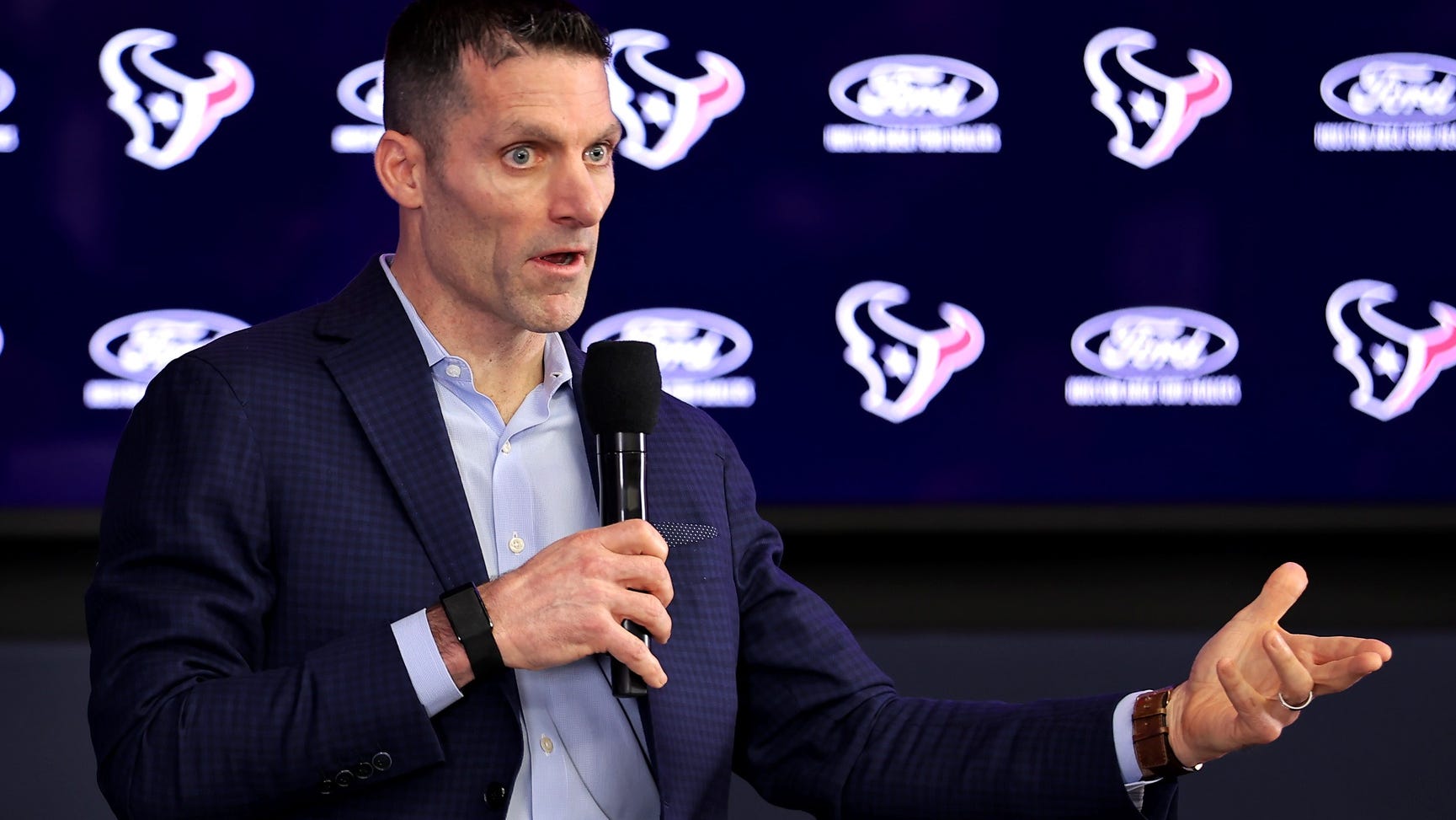 Texans trade out of first round, get extra pick for 2025
