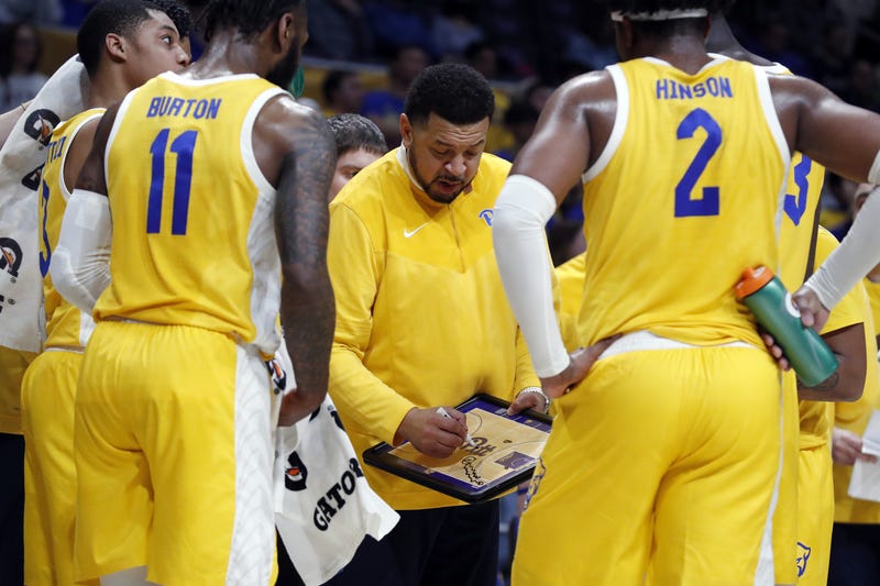 Jeff Capel in huddle