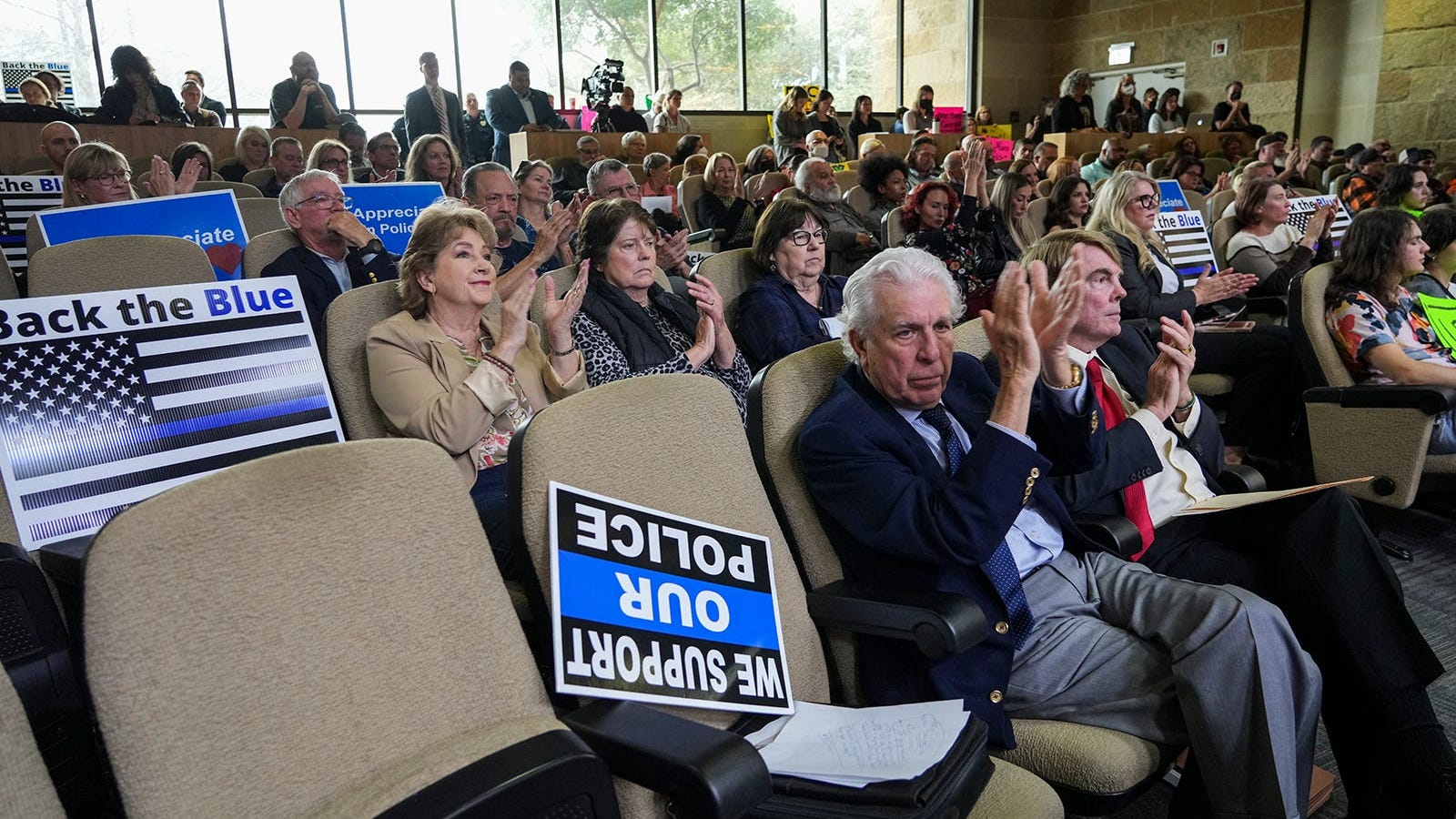 Council votes to pursue one year agreement with Austin Police as contract deadline looms