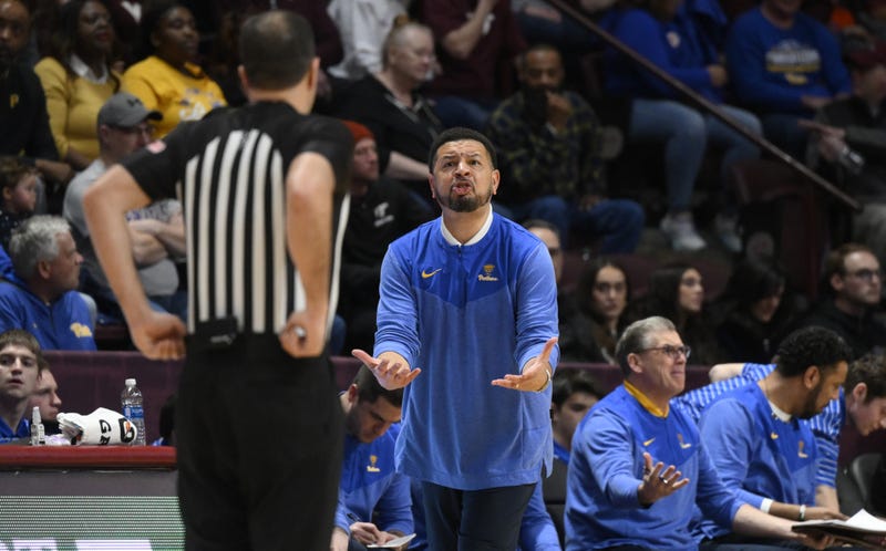Jeff Capel pleading to ref