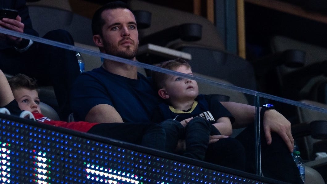 Watch: Saints QB Derek Carr gets loud cheers at Pelicans game