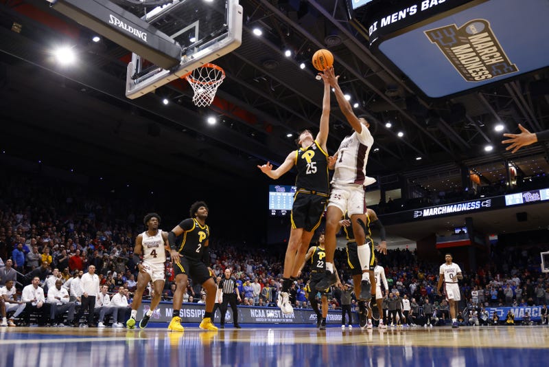 Guillermo Diaz Graham blocks shot in NCAA Tournament v MSU