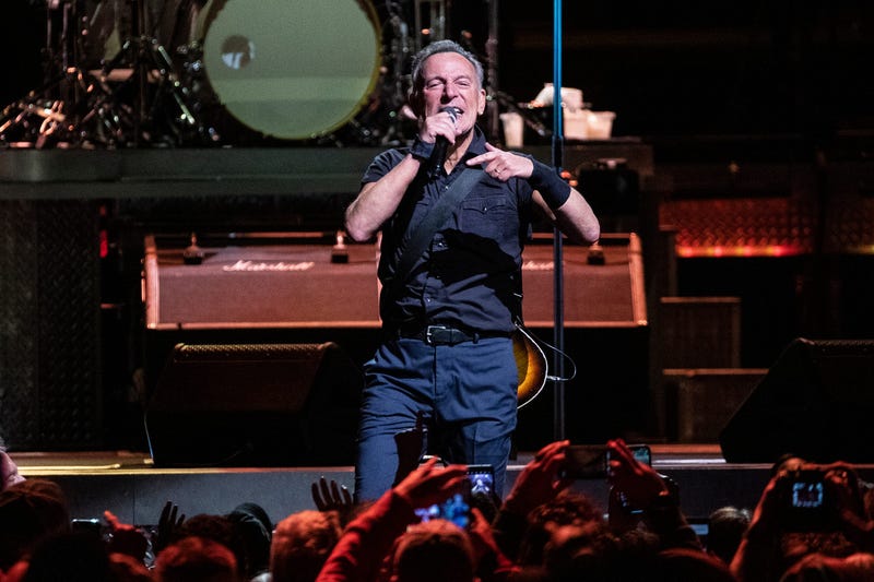 Springsteen Signs 11 Year Old's Arm Cast At CLE Show
