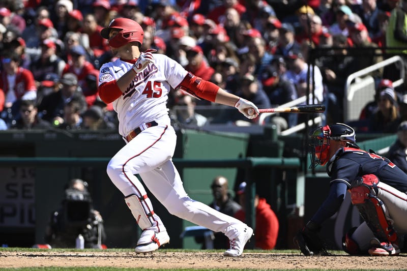 Marzo 39, 2023. El primer base de los Nacionales de Washington, Joey Meneses (45) batea un sencillo de carreras impulsadas contra los Bravos de Atlanta durante la quinta entrada en el Nationals Park.
