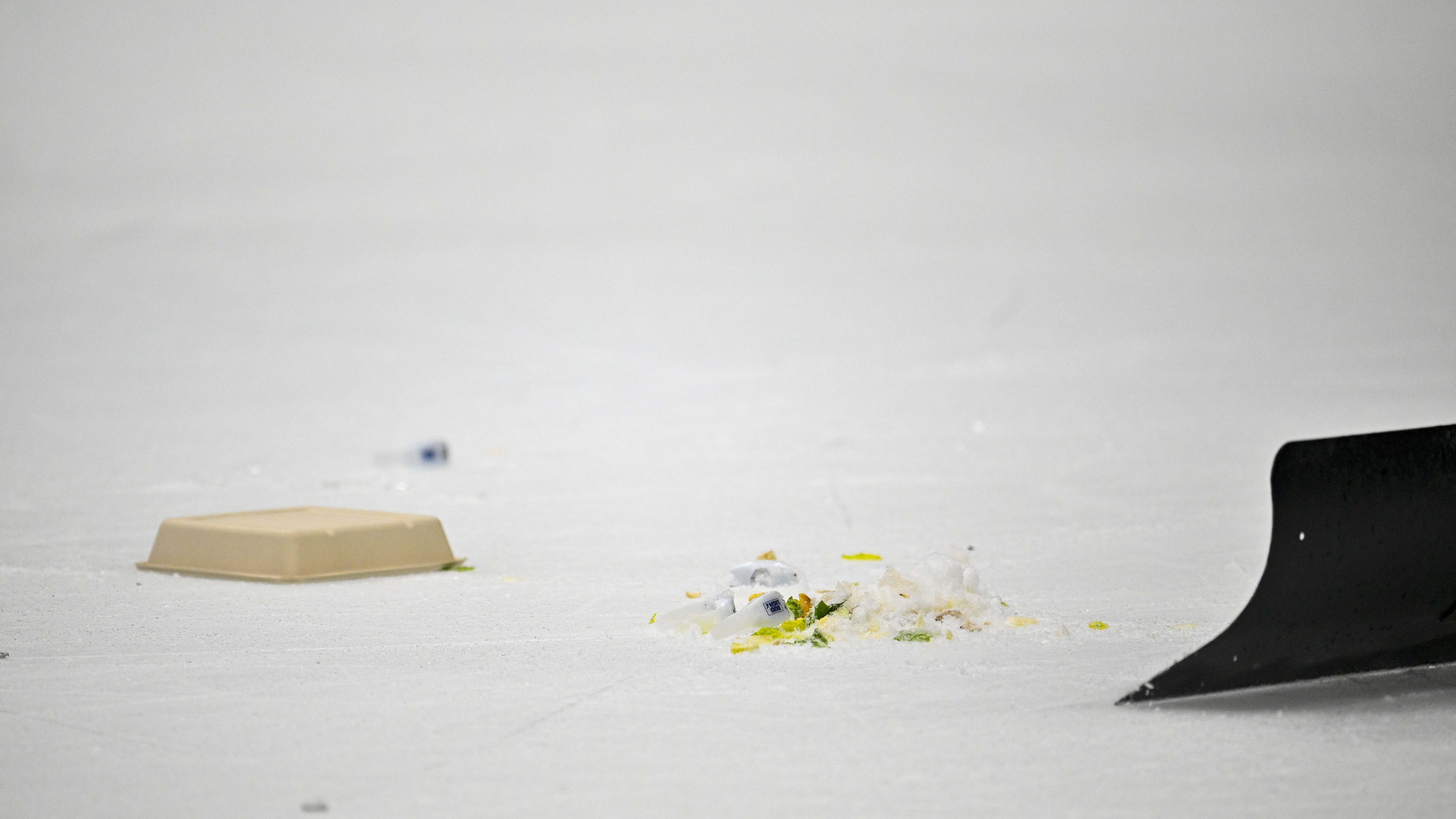 Dallas Stars apologize for fans throwing debris on ice during Game 3