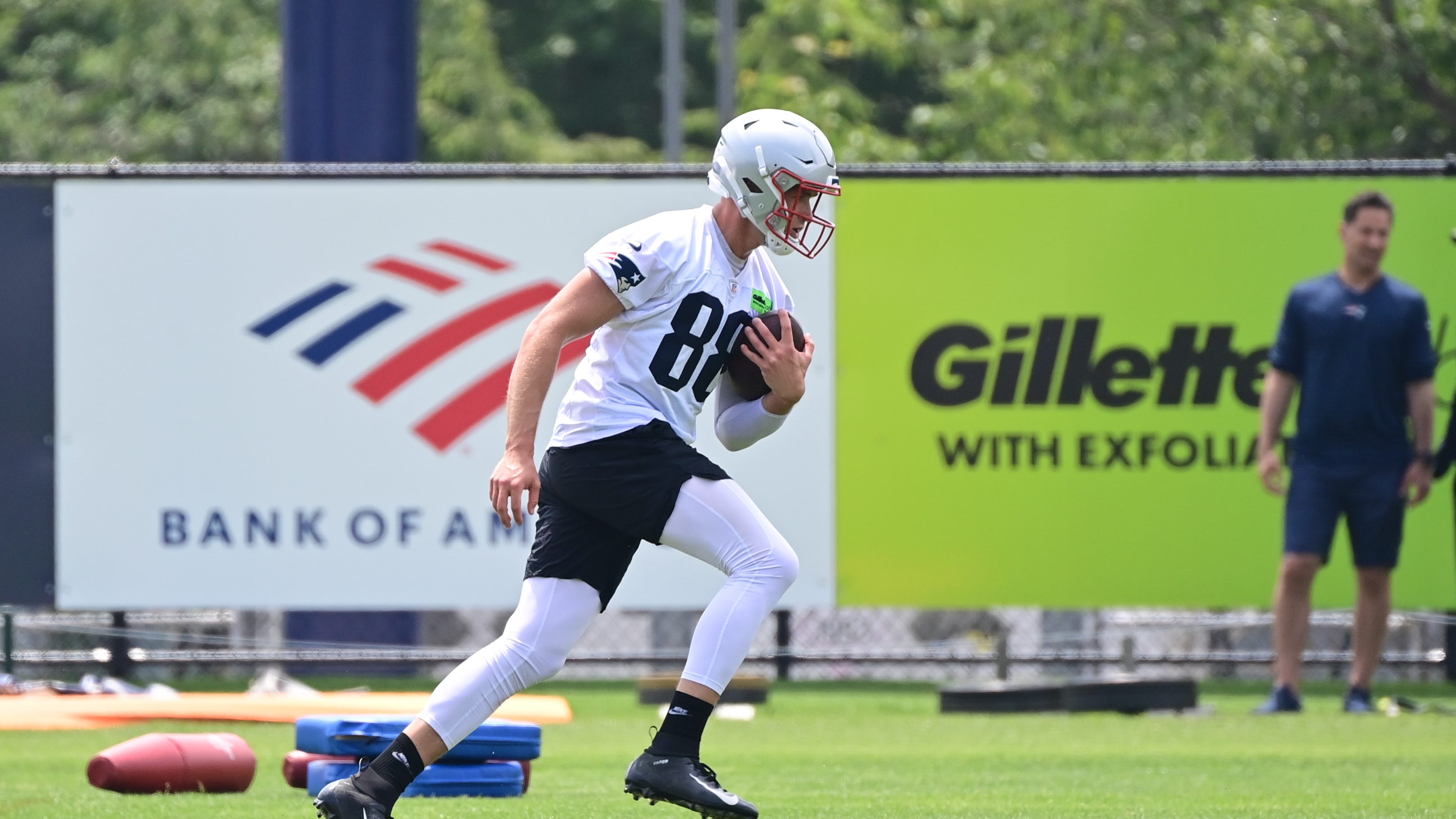 WATCH: Mac Jones drops dime to Mike Gesicki at Patriots minicamp