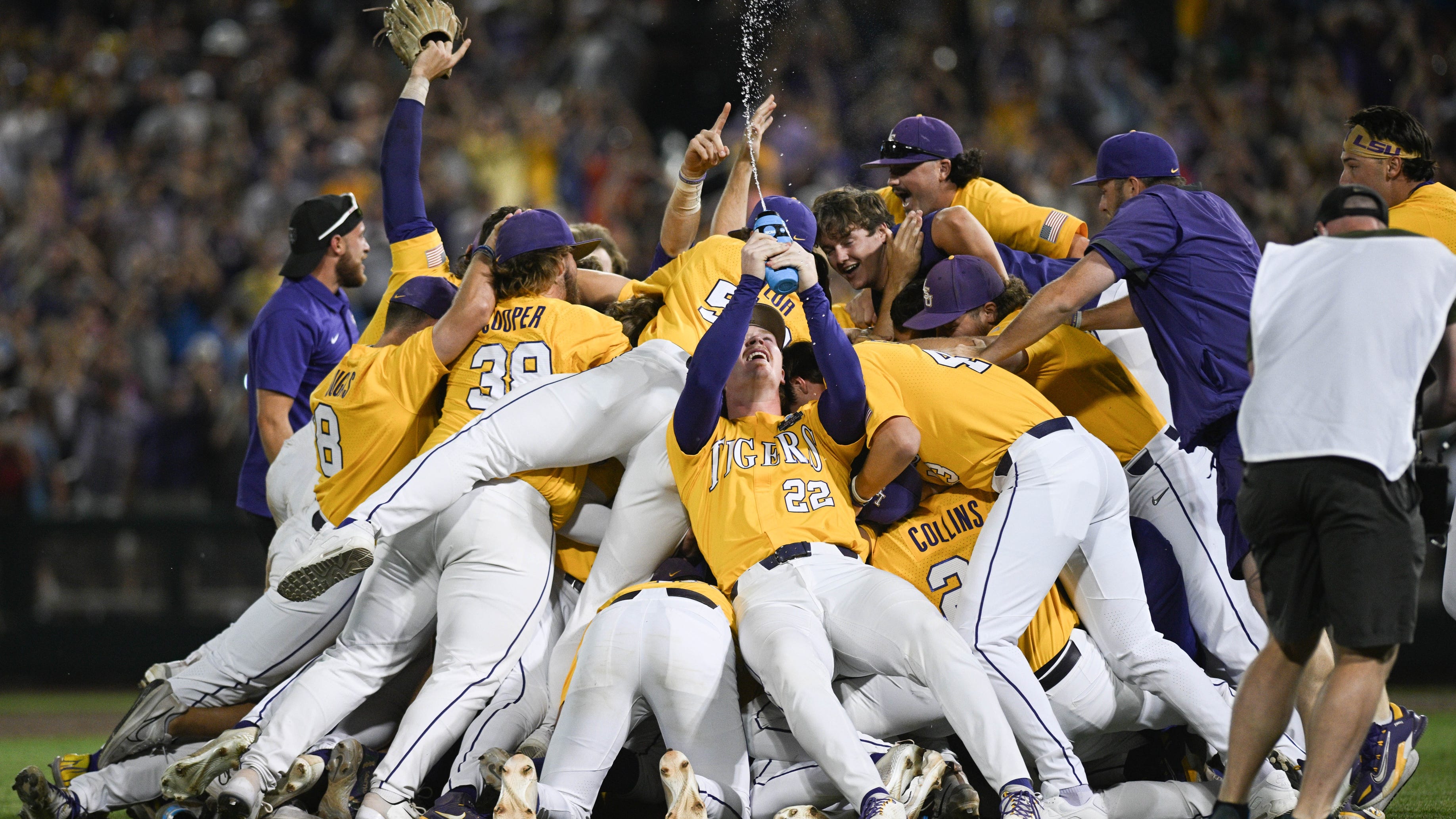 Watch: LSU dogpiles in celebration (again) after winning national championship