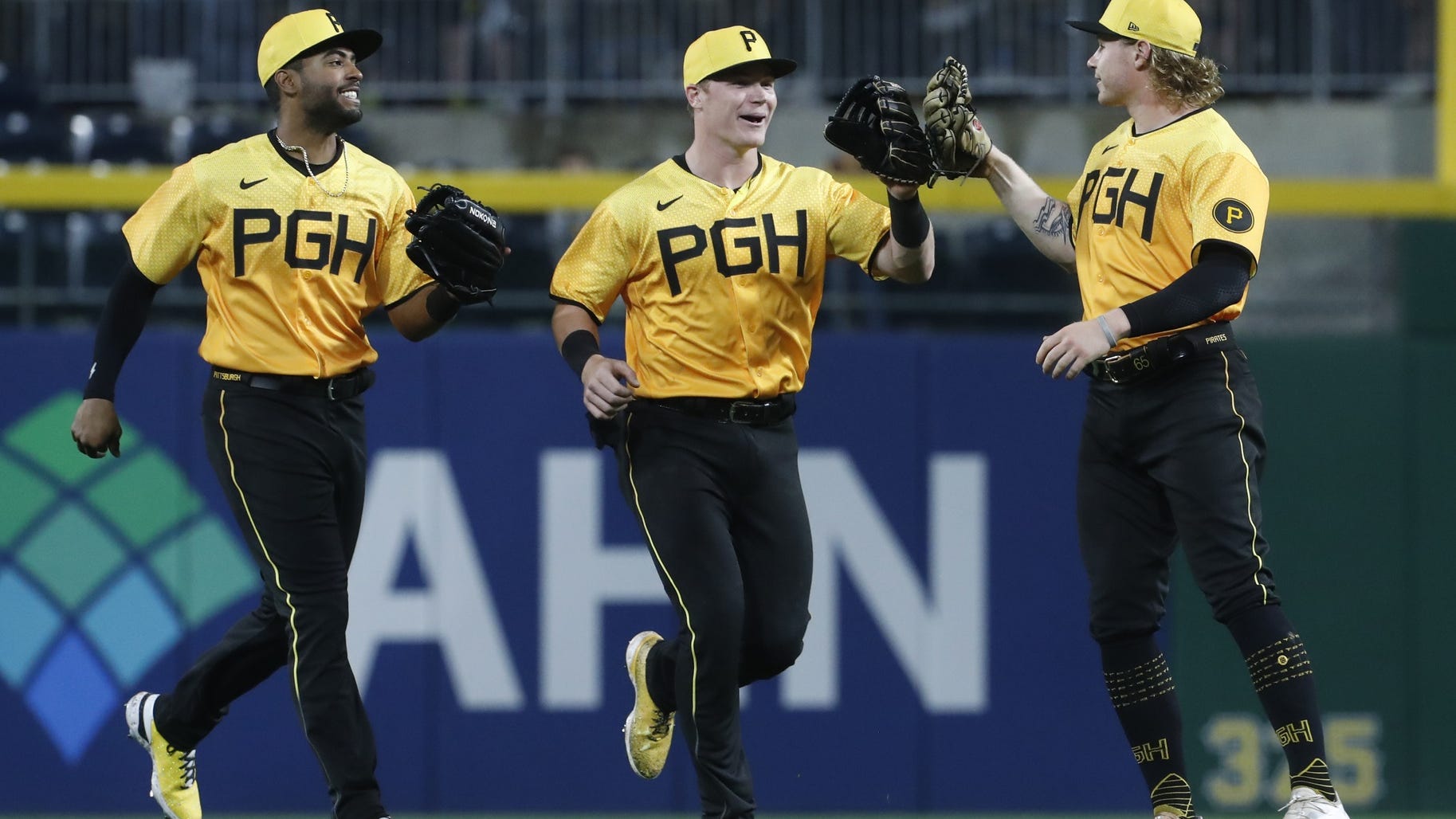 Pirates break out with 9 runs to open homestand with win