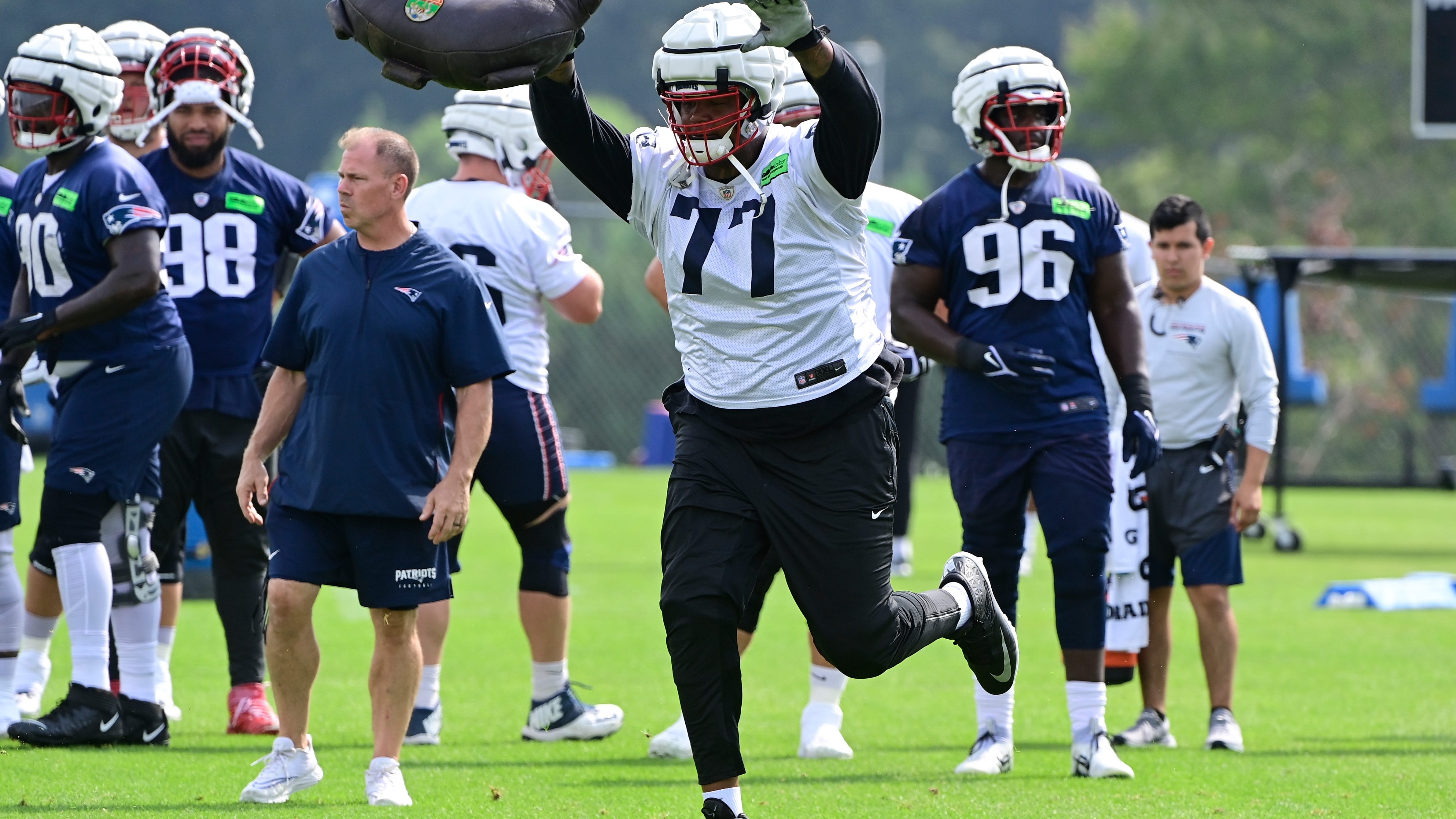 Patriots Practice Report: Trent Brown, Jonathan Jones among those back at practice