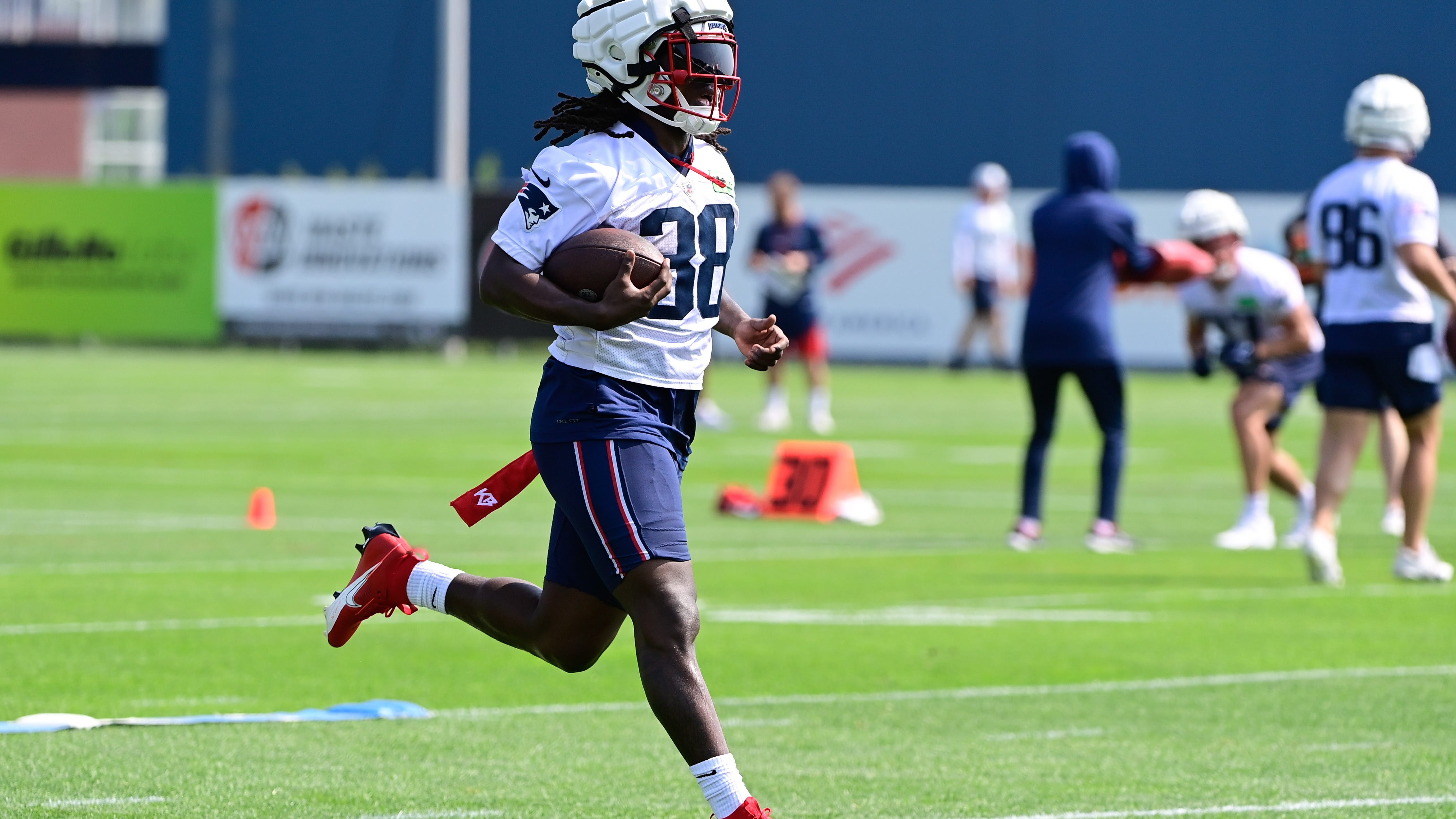Patriots Practice Report: Rhamondre Stevenson, Demario Douglas absent from lone session prior to Pittsburgh