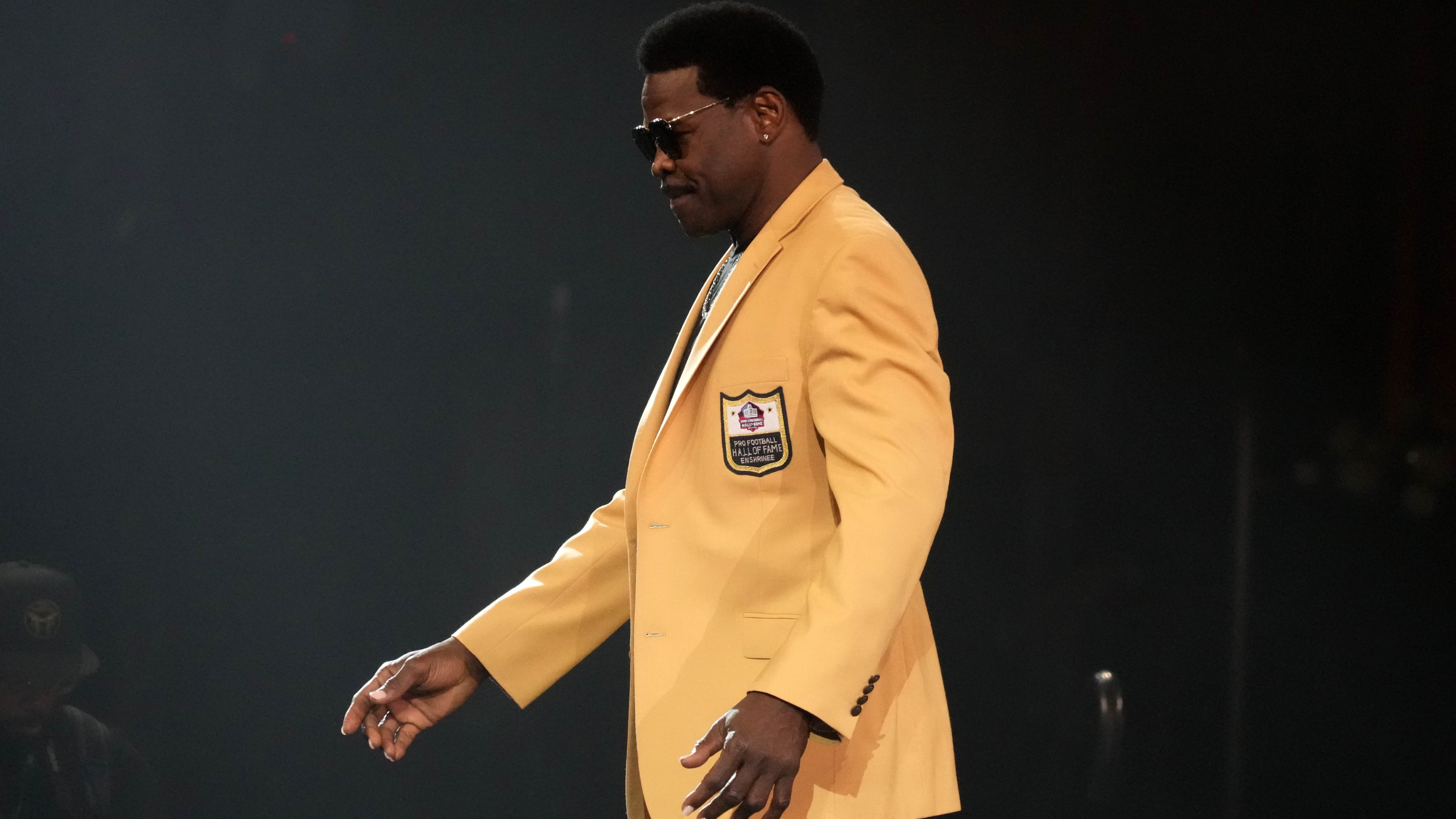 Mike Florio on Michael Irvin's media status, Cowboys extensions, RB market