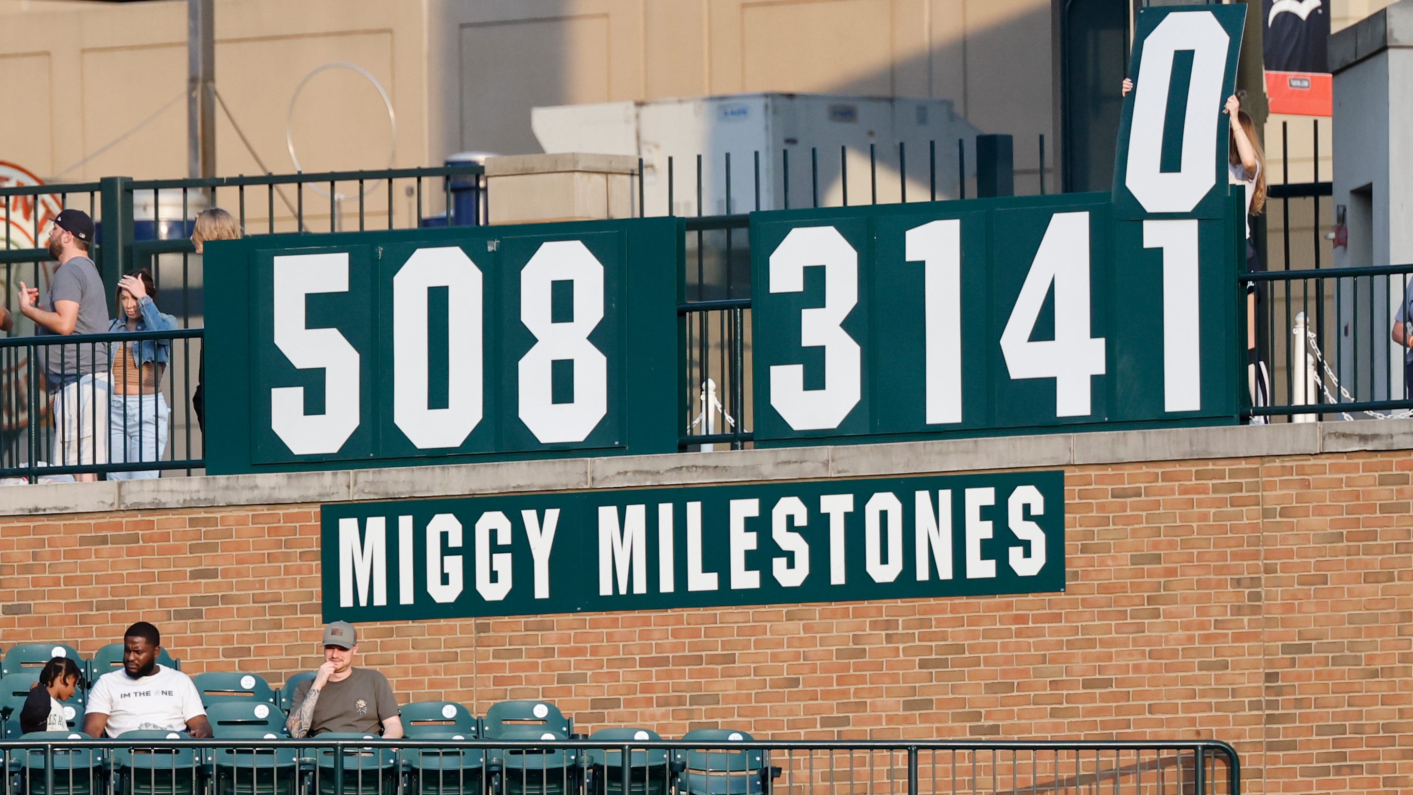 Another Miggy Milestone: Cabrera cracks top 20 on MLB's all-time hits list