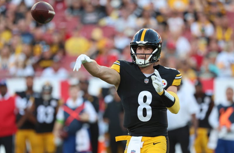 Kenny Pickett throwing v Tampa Bay