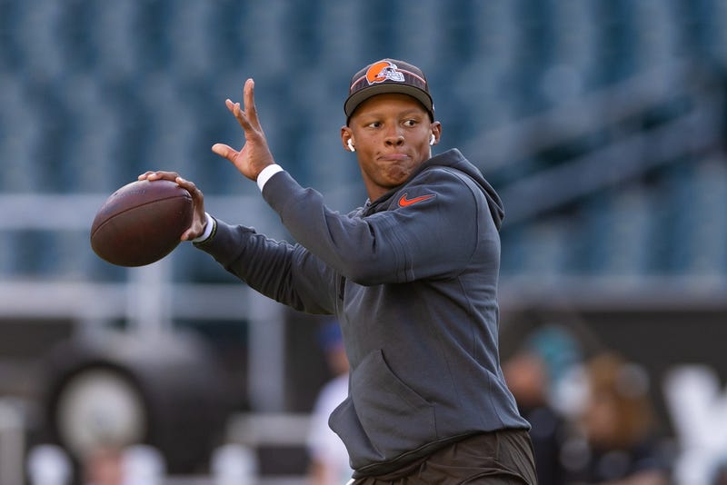 Cleveland Browns quarterback Joshua Dobbs (15) warms up before action against the Philadelphia Eagles