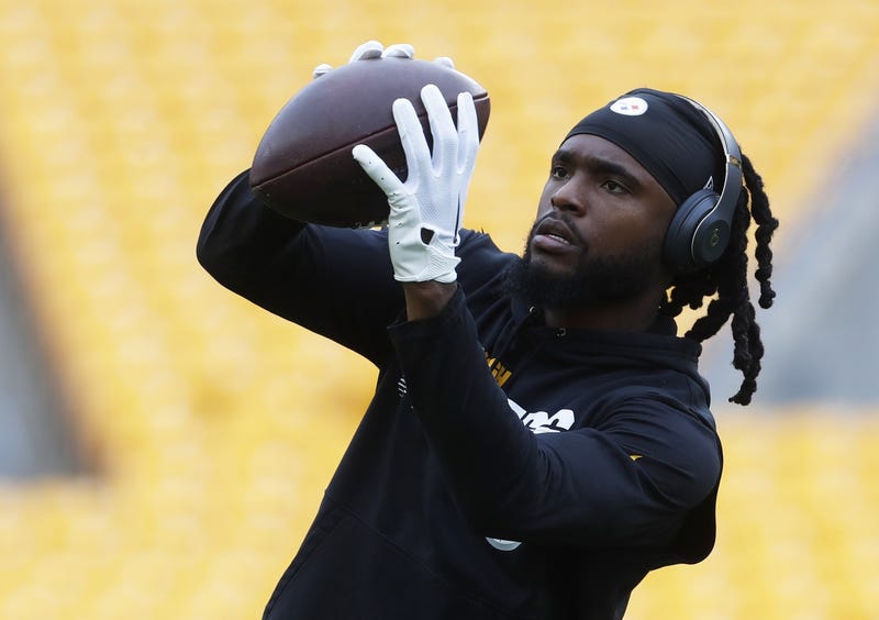 Pittsburgh Steelers wide receiver Diontae Johnson (18) warms up before the game against the San Francisco 49ers