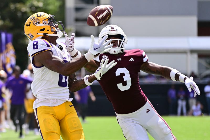 LSU Tigers wide receiver Malik Nabers (8) makes a reception